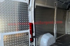 Allestimento furgoni pianali e rivestimenti per furgoni come Fiat Ducato, Peugeot Boxer, Citroën Jumper, Mercedes Sprinter, Volkswagen Crafter, Renault Master, Iveco Daily, Nissan NV400, Opel Movano e Ford Transit.