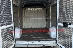 Allestimento furgoni pianali e rivestimenti per furgoni come Fiat Ducato, Peugeot Boxer, Citroën Jumper, Mercedes Sprinter, Volkswagen Crafter, Renault Master, Iveco Daily, Nissan NV400, Opel Movano e Ford Transit.