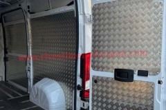 Allestimento furgoni pianali e rivestimenti per furgoni come Fiat Ducato, Peugeot Boxer, Citroën Jumper, Mercedes Sprinter, Volkswagen Crafter, Renault Master, Iveco Daily, Nissan NV400, Opel Movano e Ford Transit.