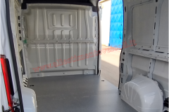 Allestimento furgoni pianali e rivestimenti per furgoni come Fiat Ducato, Peugeot Boxer, Citroën Jumper, Mercedes Sprinter, Volkswagen Crafter, Renault Master, Iveco Daily, Nissan NV400, Opel Movano e Ford Transit.