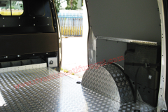 Allestimento furgoni pianali e rivestimenti per furgoni come Fiat Ducato, Peugeot Boxer, Citroën Jumper, Mercedes Sprinter, Volkswagen Crafter, Renault Master, Iveco Daily, Nissan NV400, Opel Movano e Ford Transit.