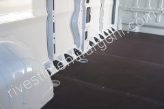 Allestimento furgoni pianali e rivestimenti per furgoni come Fiat Ducato, Peugeot Boxer, Citroën Jumper, Mercedes Sprinter, Volkswagen Crafter, Renault Master, Iveco Daily, Nissan NV400, Opel Movano e Ford Transit.