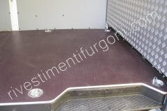 Allestimento furgoni pianali e rivestimenti per furgoni come Fiat Ducato, Peugeot Boxer, Citroën Jumper, Mercedes Sprinter, Volkswagen Crafter, Renault Master, Iveco Daily, Nissan NV400, Opel Movano e Ford Transit.
