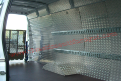 Allestimento furgoni pianali e rivestimenti per furgoni come Fiat Ducato, Peugeot Boxer, Citroën Jumper, Mercedes Sprinter, Volkswagen Crafter, Renault Master, Iveco Daily, Nissan NV400, Opel Movano e Ford Transit.