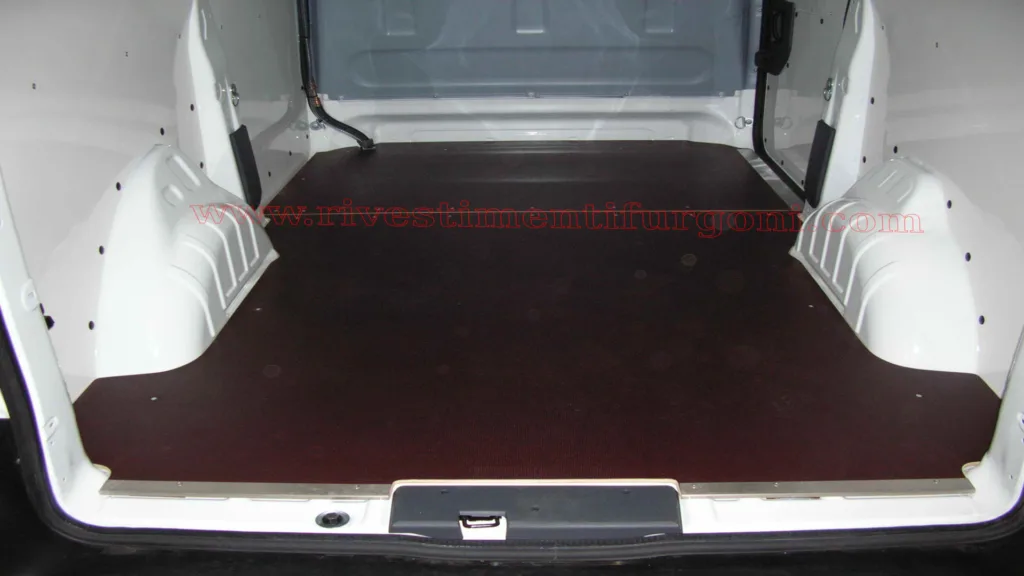 Allestimento furgoni professionali realizzato su Ford Transit con sistema di stoccaggio utensili per trasporto sicuro delle attrezzature