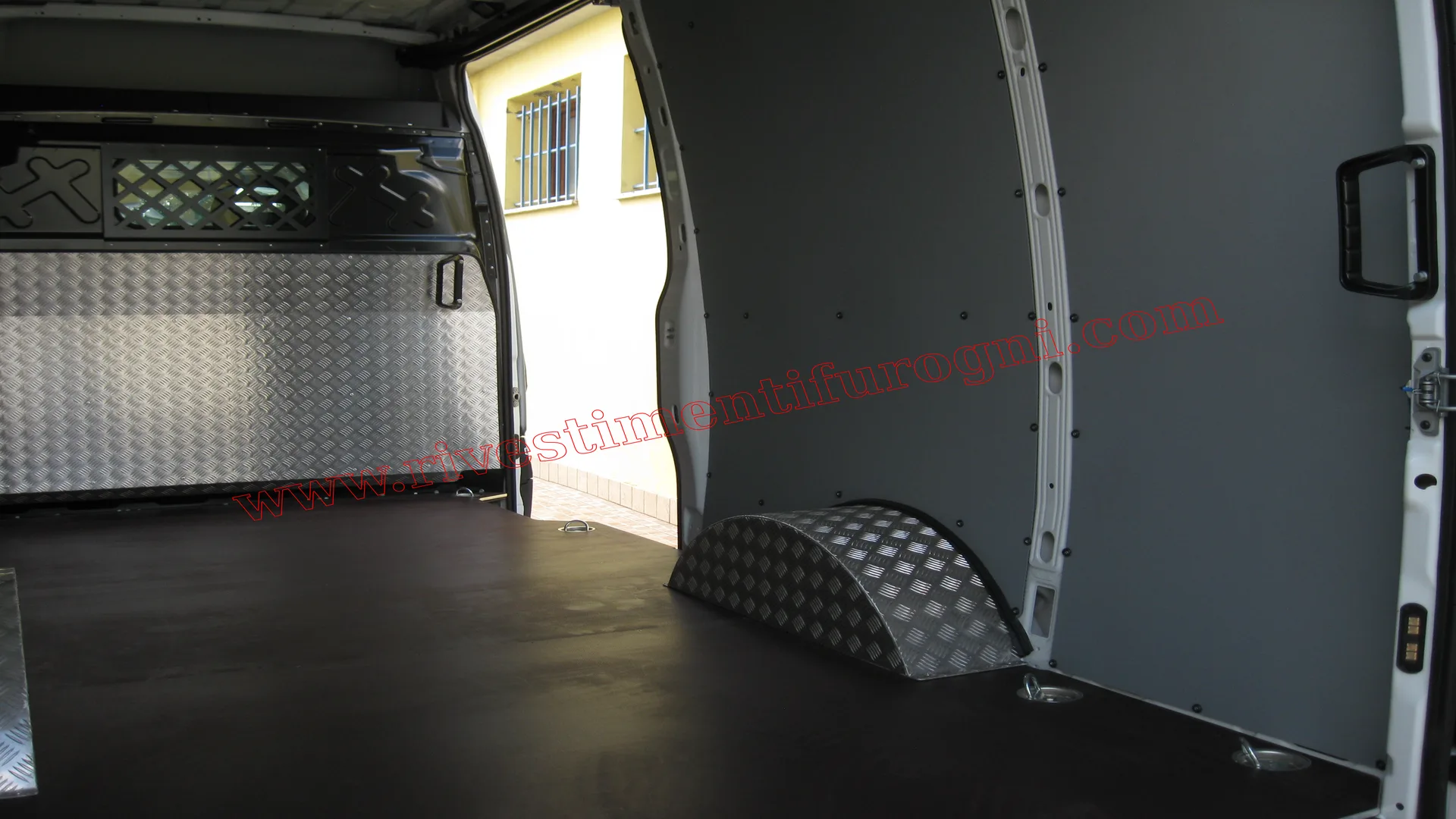 Allestimento officina mobile per furgoni realizzato su Fiat Talento con organizzazione professionale degli utensili per migliorare l'organizzazione del furgone