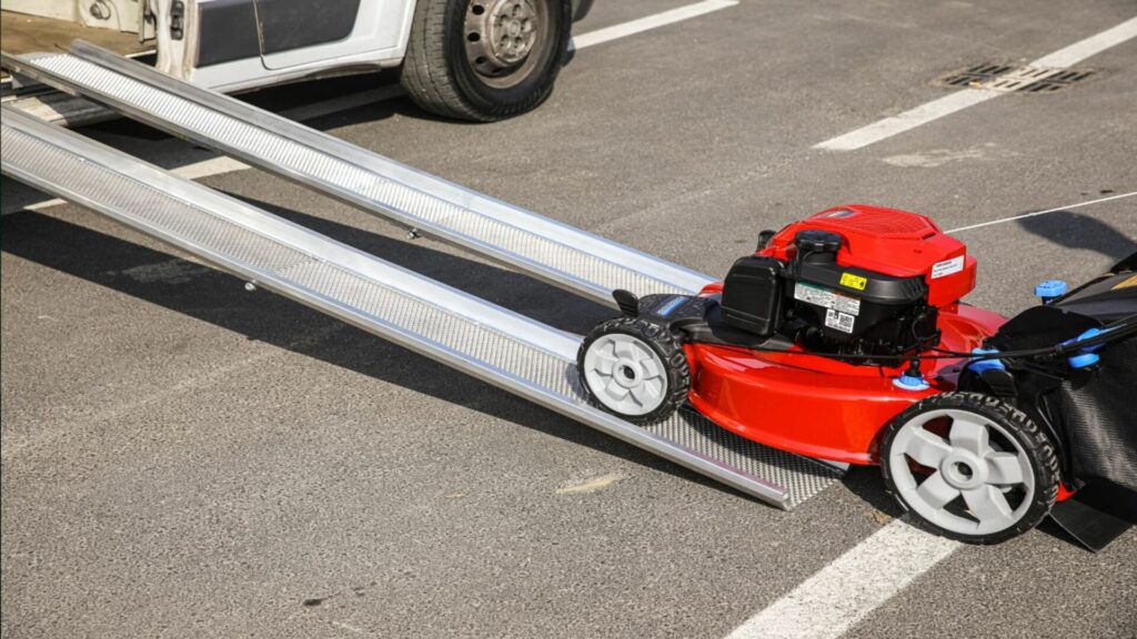 Allestimento per veicoli commerciali realizzato su Dacia Dokker con vani portautensili per organizzare utensili da lavoro