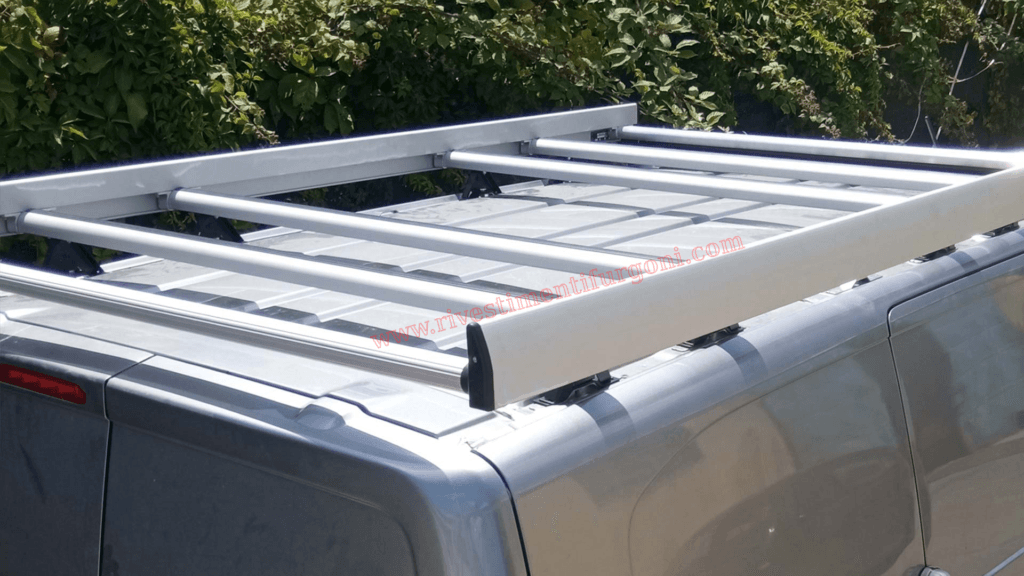 Allestimento per veicoli commerciali realizzato su Opel Vivaro con sistema modulare professionale per attrezzature e materiali da lavoro