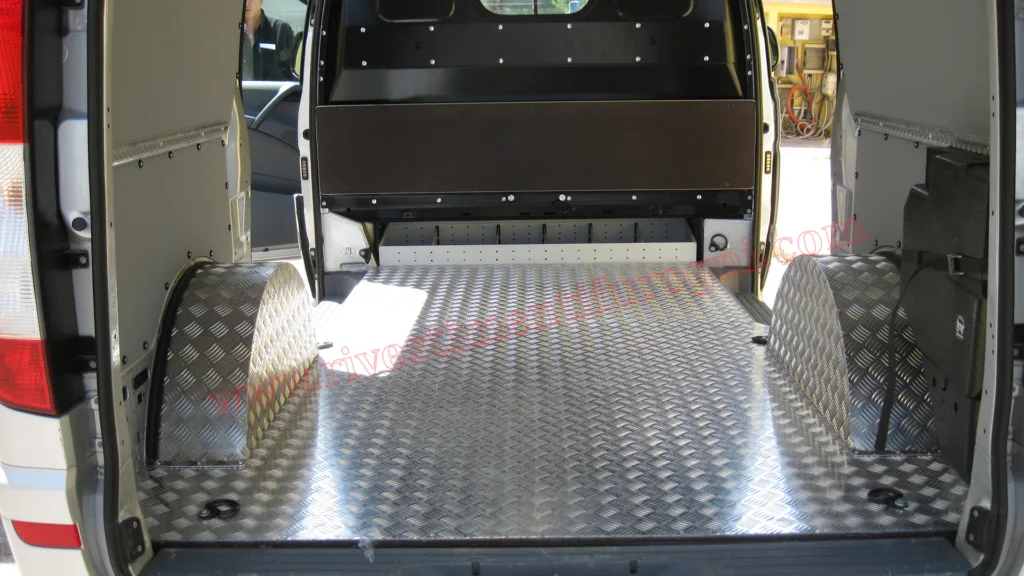 Kit di allestimento per furgoni realizzato su Hyundai H350 con cassettiere modulari per furgoni da lavoro professionali