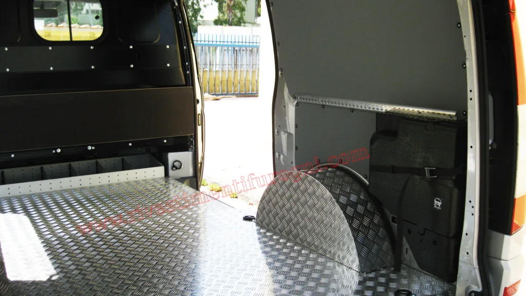 Scaffalature in alluminio realizzato su Renault Trafic con organizzazione professionale degli utensili per attrezzature e materiali da lavoro