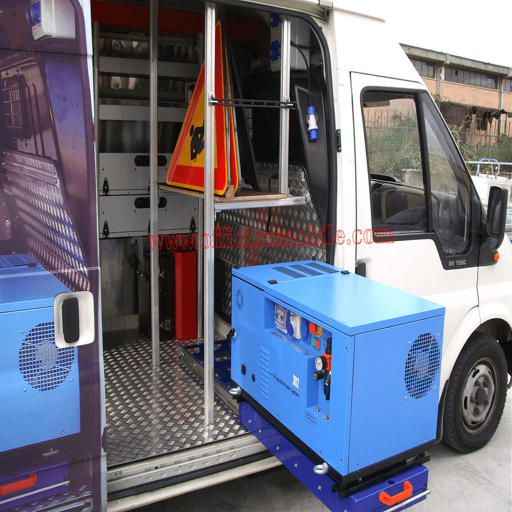 Scaffalature interne per furgoni realizzato su Toyota Proace City con moduli per attrezzature per furgoni da lavoro professionali