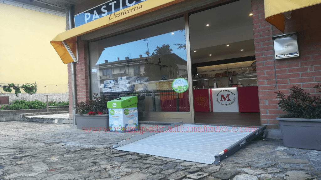 Scaffali professionali per furgoni realizzato su Dacia Dokker con scaffalature in acciaio per furgoni da lavoro professionali