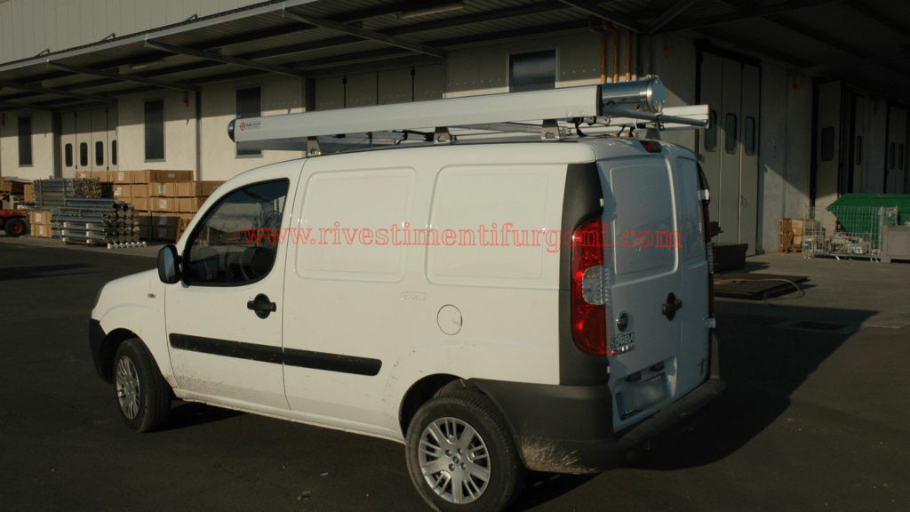 Scaffali professionali per furgoni realizzato su Fiat Fiorino con vani portautensili per attrezzature e materiali da lavoro