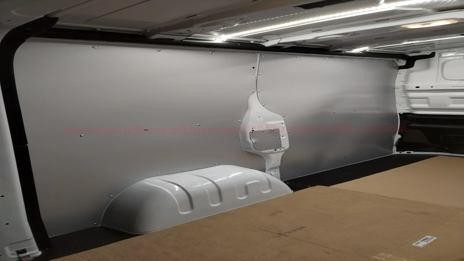 Scaffali professionali per furgoni realizzato su Nissan NV300 con cassettiere modulari per attrezzature e materiali da lavoro