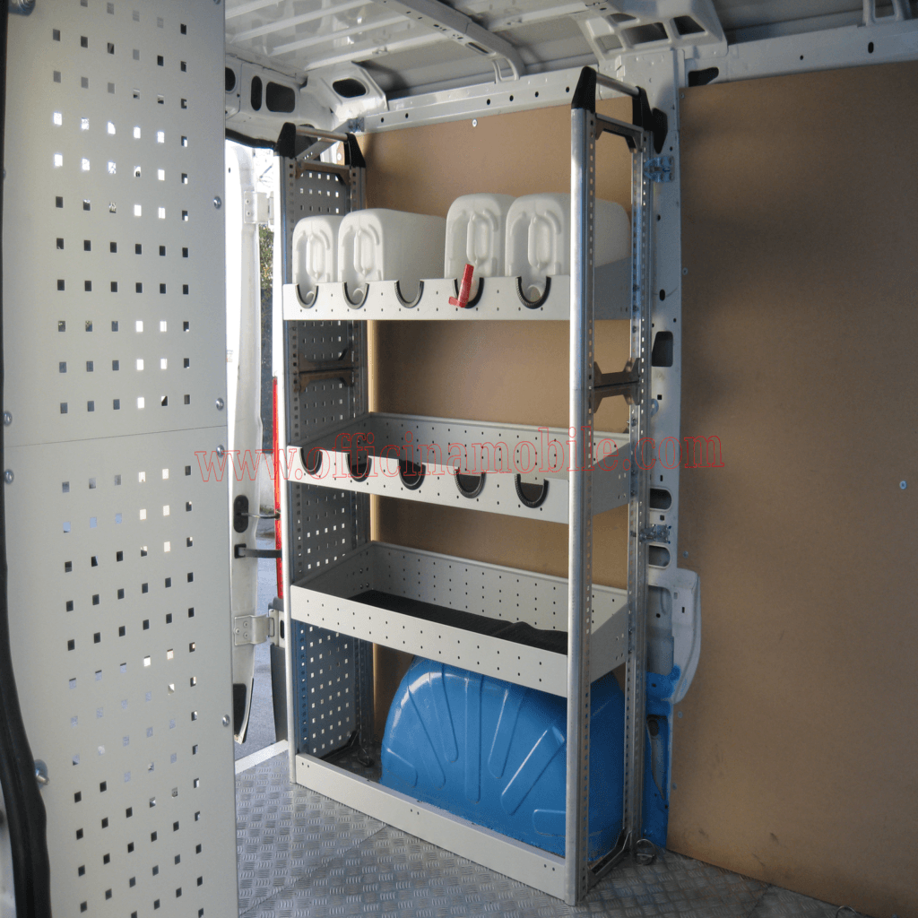 Allestimento interno vano carico realizzato su Mercedes Vito con organizzazione professionale degli utensili per furgoni da lavoro professionali
