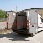 Kit di allestimento per furgoni realizzato su Citroën Jumpy con scaffalature in acciaio per officine mobili attrezzate