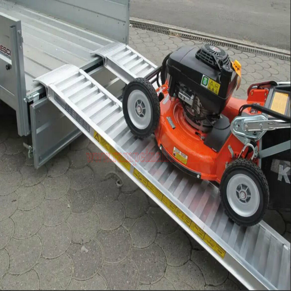 Kit di allestimento per furgoni realizzato su Renault Master con sistema di stoccaggio utensili per attrezzature e materiali da lavoro