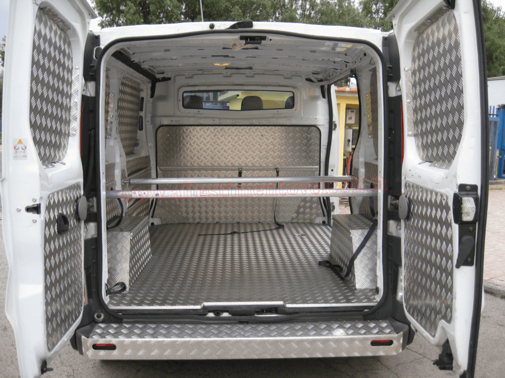 Allestimento furgoni da lavoro realizzato su Ford Transit con organizzazione attrezzature da lavoro per attrezzature e materiali da lavoro