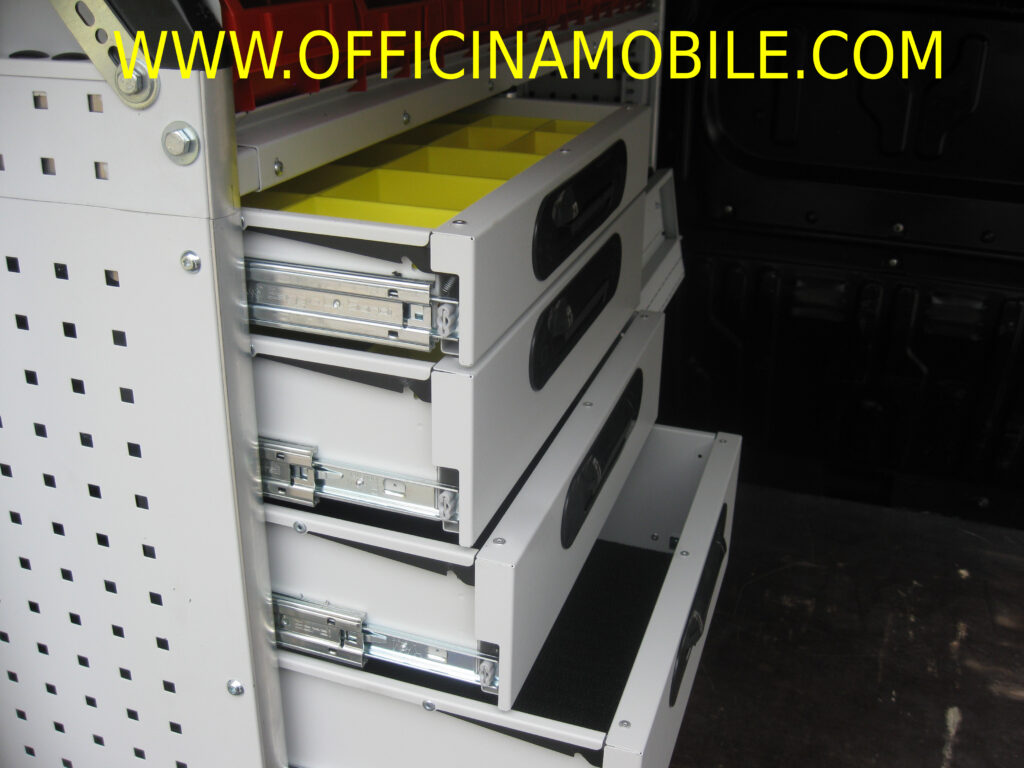 Allestimento officina mobile per furgoni realizzato su Renault Master con moduli porta attrezzi per elettricisti idraulici e installatori