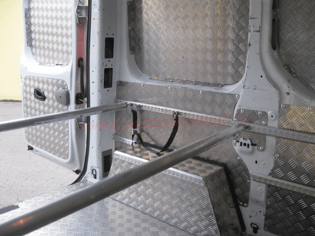 Kit di allestimento per furgoni realizzato su Opel Combo con organizzazione professionale degli utensili per furgoni da lavoro professionali