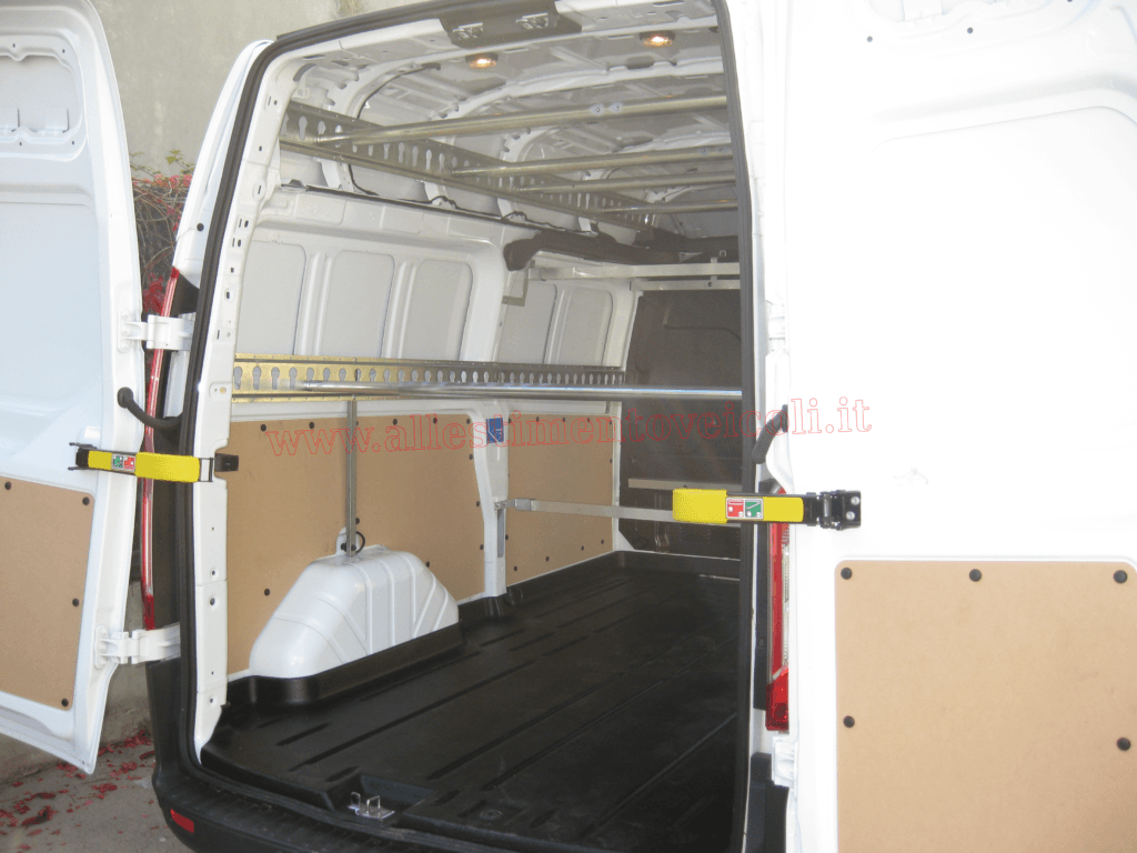 Scaffalature in alluminio realizzato su Nissan NV300 con scaffali portautensili per officine mobili attrezzate