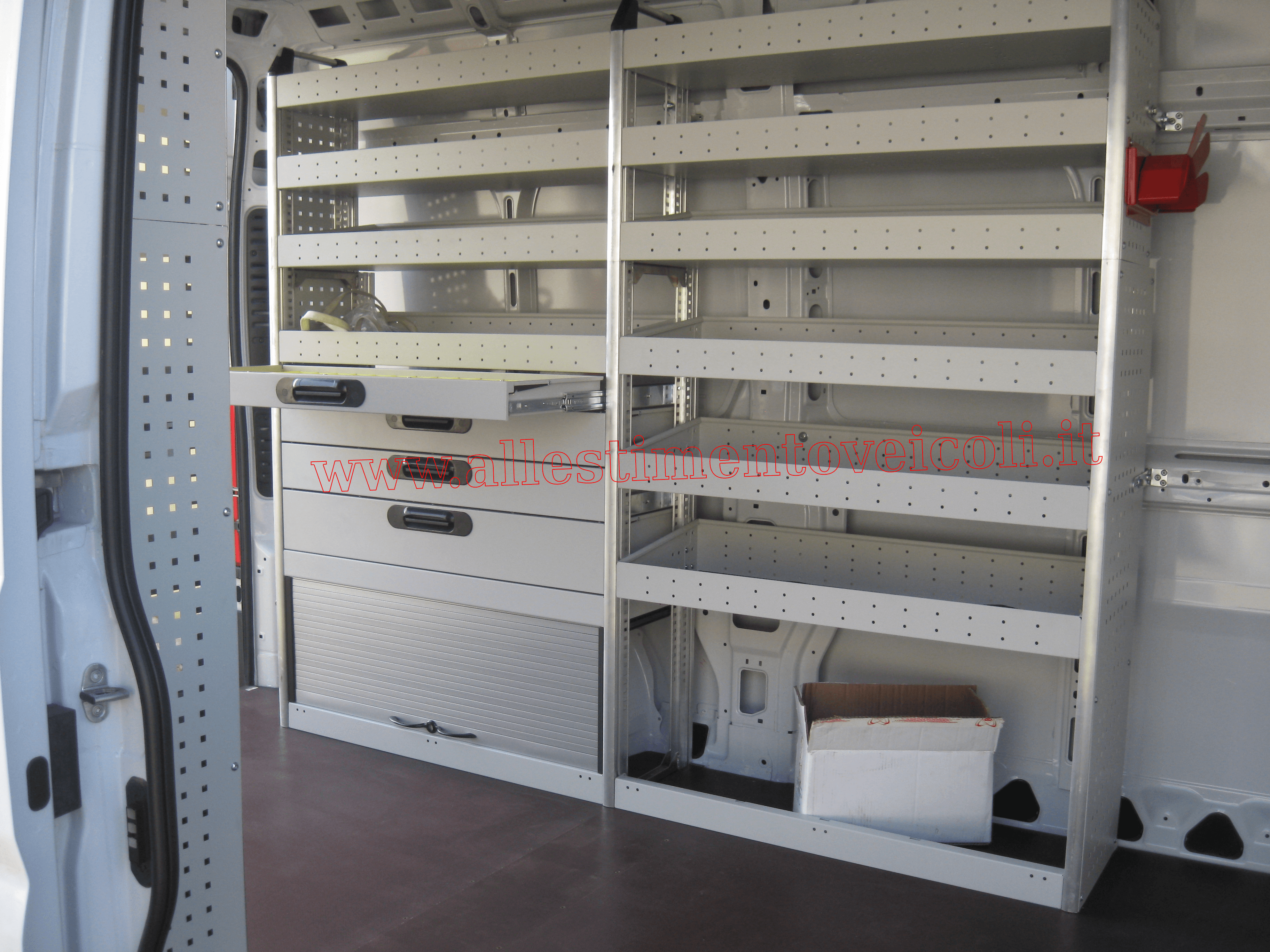 Scaffalature interne per furgoni realizzato su Hyundai H350 con scaffalature in acciaio per trasporto sicuro delle attrezzature
