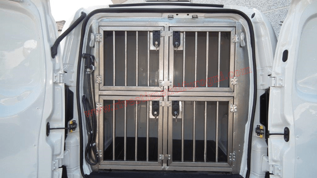 Scaffalature professionali per furgoni realizzato su Fiat Ducato con scaffalature in acciaio per trasporto sicuro delle attrezzature