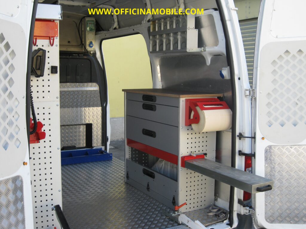 Scaffali professionali per furgoni realizzato su Dacia Logan con organizzazione professionale degli utensili per elettricisti idraulici e installatori