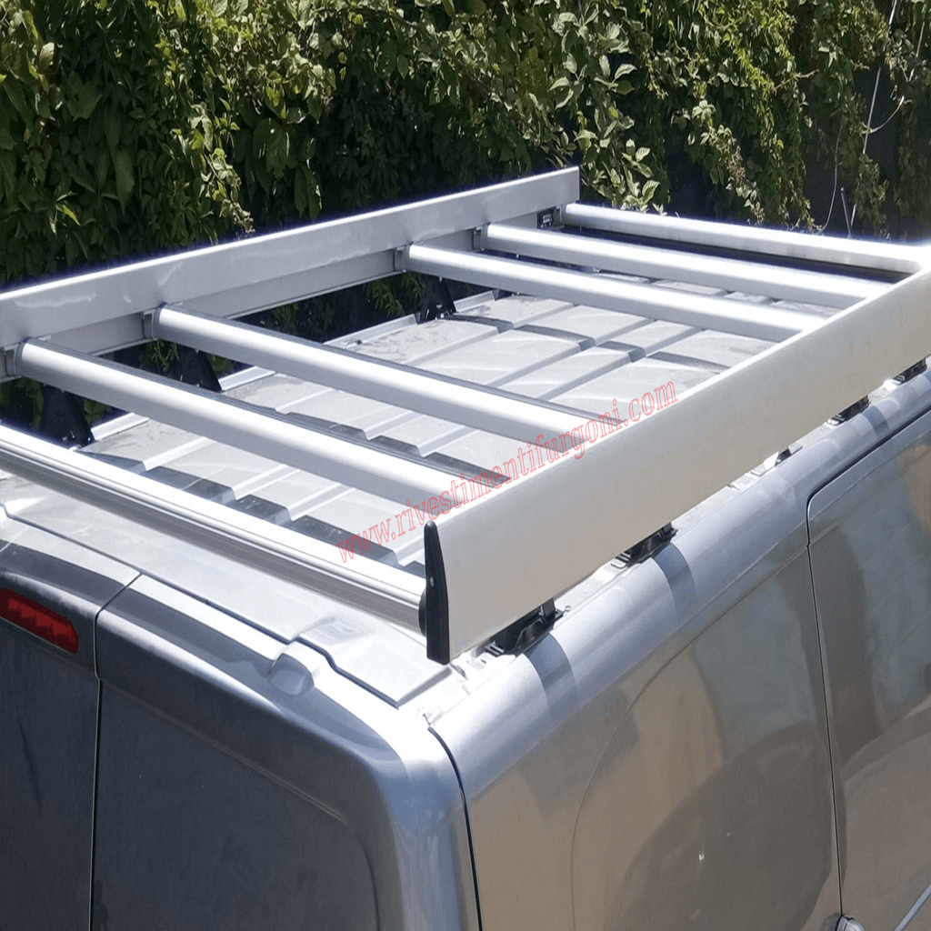 Allestimento furgoni professionali realizzato su Nissan NV200 con moduli per attrezzature per attrezzature e materiali da lavoro