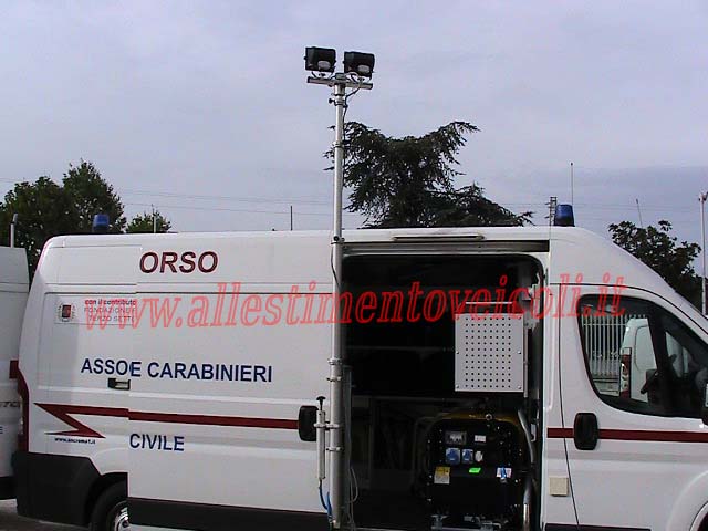 Kit di allestimento per furgoni realizzato su Opel Combo con cassettiere modulari per veicoli da lavoro professionali