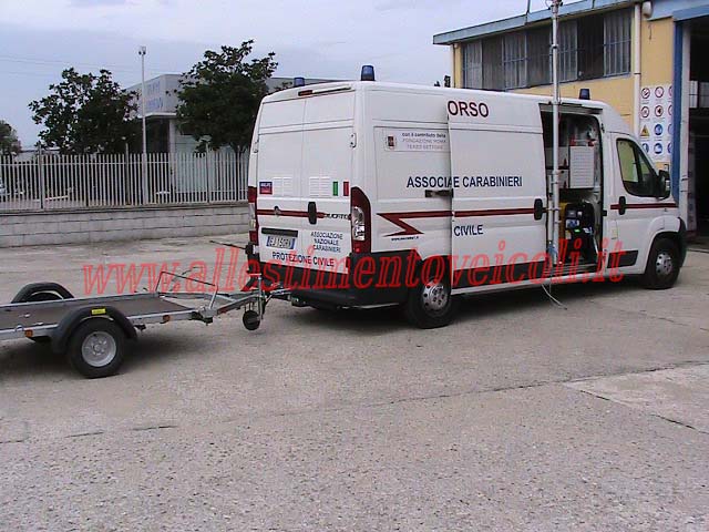 Scaffalature in alluminio realizzato su Citroën Berlingo con organizzazione attrezzature da lavoro per furgoni da lavoro professionali