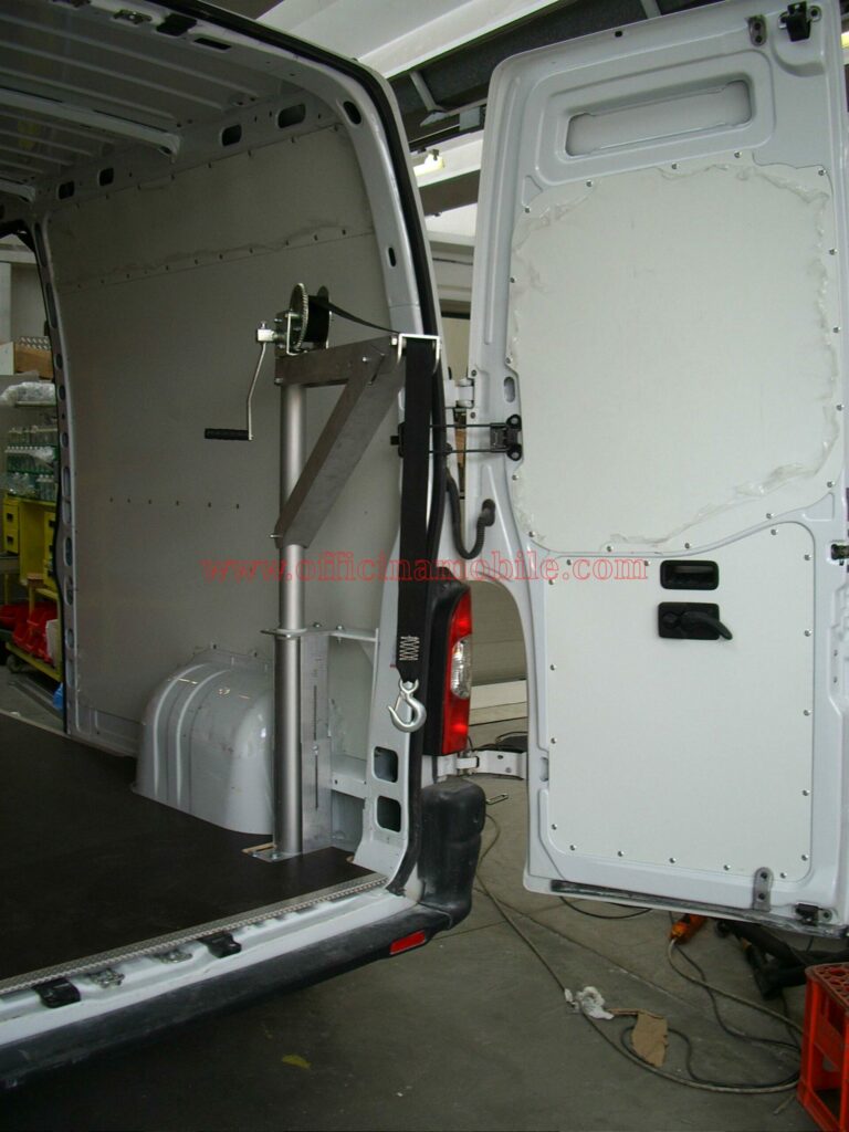 Allestimento furgoni da lavoro realizzato su Peugeot Bipper con cassettiere modulari per elettricisti idraulici e installatori