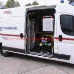Allestimento furgoni da lavoro realizzato su Peugeot Partner con scaffalature in acciaio per trasporto sicuro delle attrezzature
