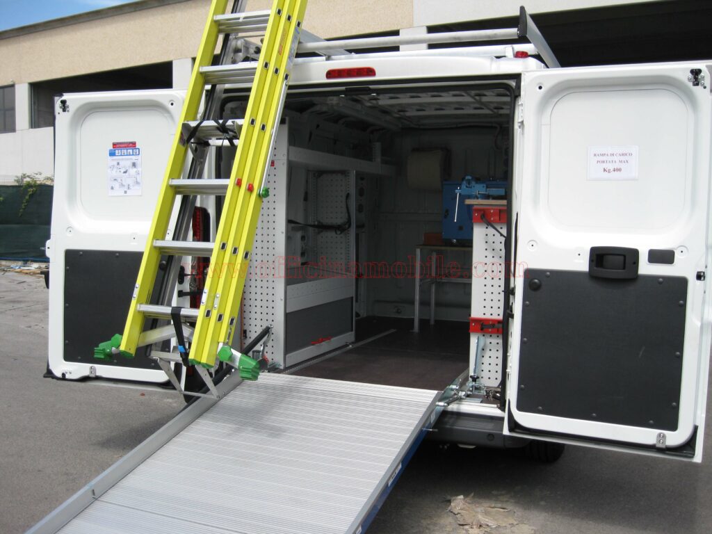 Allestimento furgoni professionali realizzato su Renault Kangoo con cassettiere modulari per veicoli da lavoro professionali