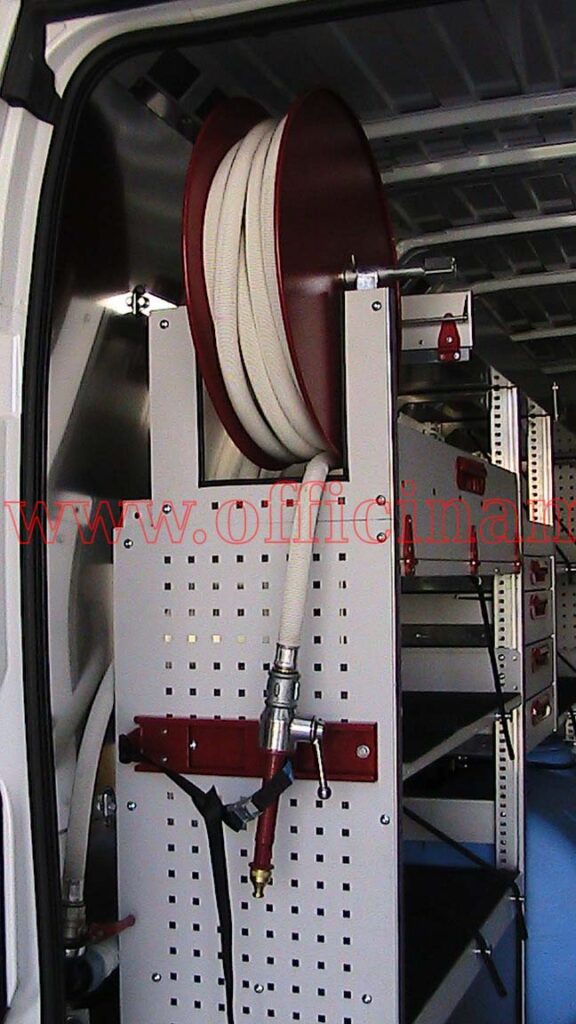 Allestimento interno vano carico realizzato su MAN TGE con cassettiere modulari per veicoli da lavoro professionali