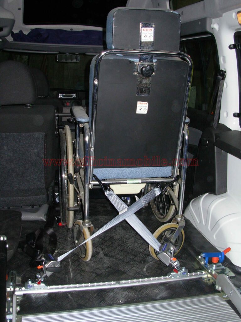 Allestimento interno vano carico realizzato su Mercedes Vito con cassettiere modulari per attrezzature e materiali da lavoro