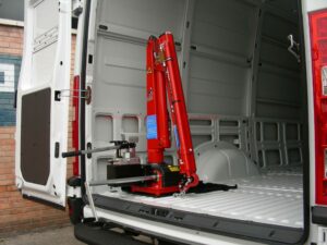 Allestimento interno vano carico realizzato su Opel Combo con sistema di stoccaggio utensili per veicoli da lavoro professionali