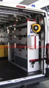 Allestimento officina mobile per furgoni realizzato su Ford Connect con moduli per attrezzature per officine mobili attrezzate