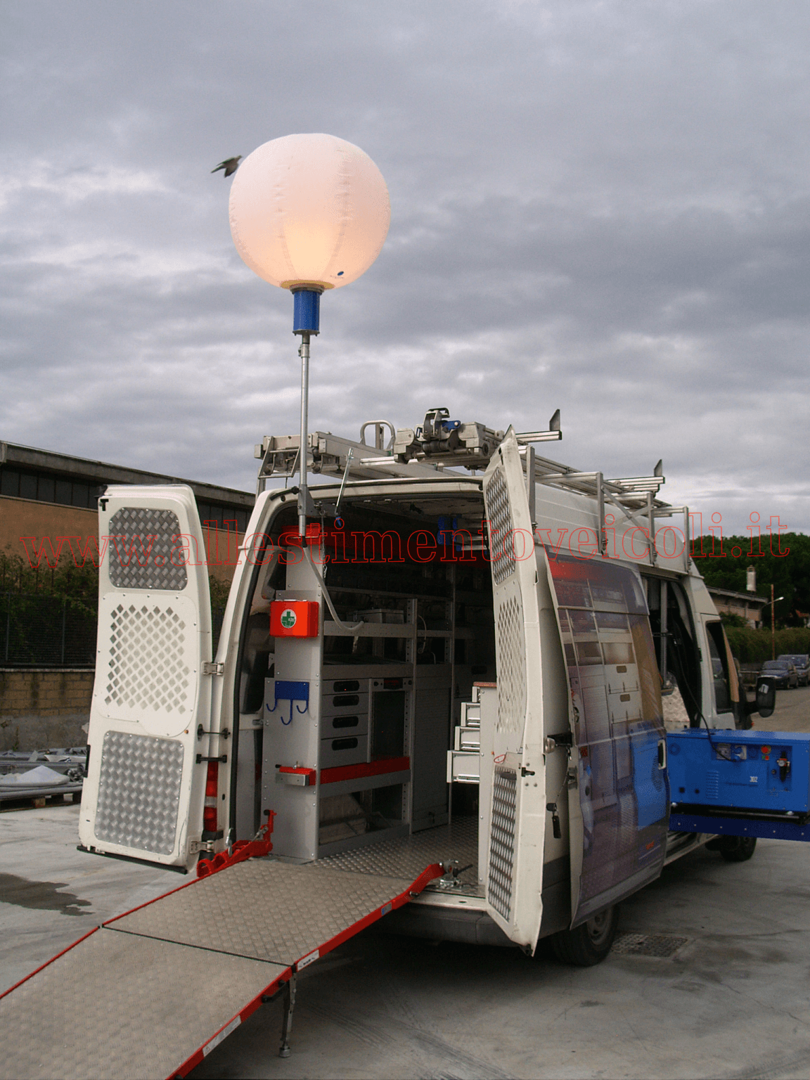 Allestimento per veicoli commerciali realizzato su Fiat Talento con scaffalature in acciaio per organizzare utensili da lavoro