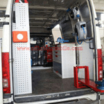 Allestimento per veicoli commerciali realizzato su Volkswagen Caddy con organizzazione professionale degli utensili per trasporto sicuro delle attrezzature