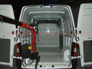 Kit di allestimento per furgoni realizzato su Peugeot Boxer con vani portautensili per trasporto sicuro delle attrezzature