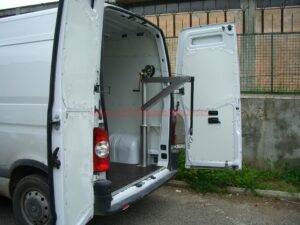 Scaffalature in alluminio realizzato su Ford Custom con scaffali portautensili per trasporto sicuro delle attrezzature