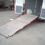 Scaffalature in alluminio realizzato su Toyota Proace City con organizzazione professionale degli utensili per trasporto sicuro delle attrezzature