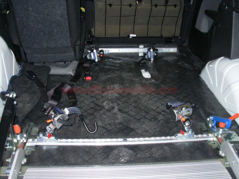 Scaffalature professionali per furgoni realizzato su Nissan NV400 con cassettiere modulari per organizzare utensili da lavoro