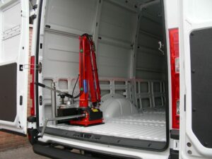Scaffalature professionali per furgoni realizzato su Opel Movano con organizzazione professionale degli utensili per furgoni da lavoro professionali