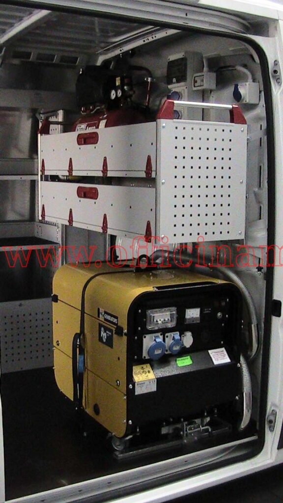 Scaffalature professionali per furgoni realizzato su Renault Kangoo con moduli per attrezzature per veicoli da lavoro professionali