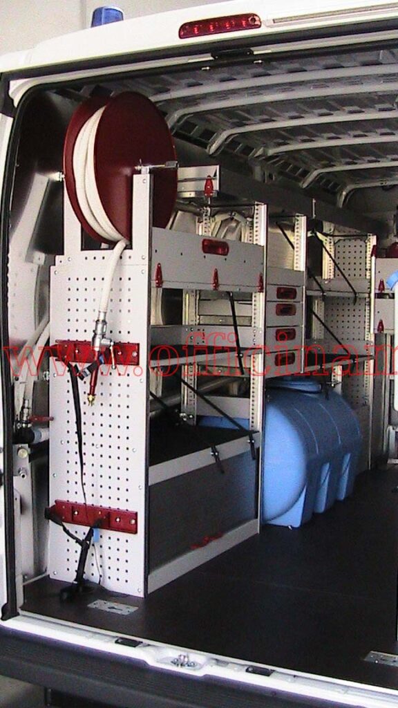 Scaffali professionali per furgoni realizzato su Ford Transit con sistema modulare professionale per attrezzature e materiali da lavoro