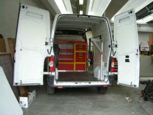 Scaffali professionali per furgoni realizzato su Peugeot Boxer con organizzazione professionale degli utensili per furgoni da lavoro professionali