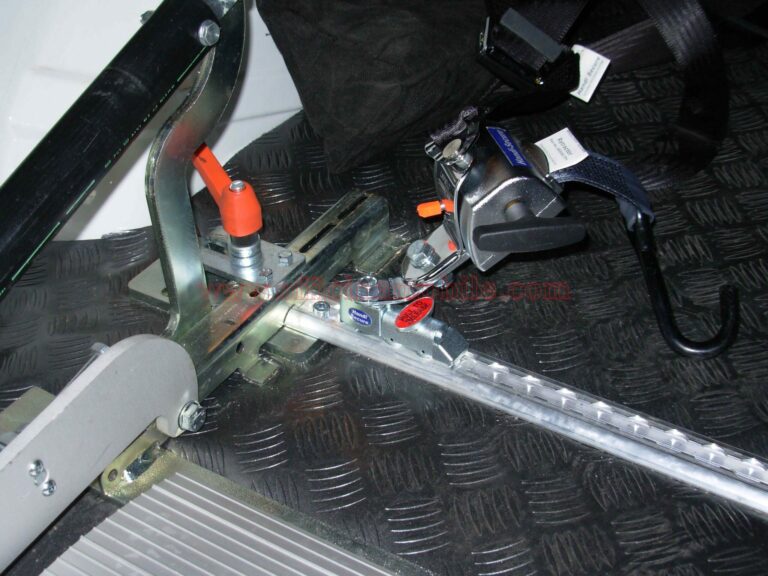 Scaffali professionali per furgoni realizzato su Peugeot Boxer con sistema di stoccaggio utensili per furgoni da lavoro professionali