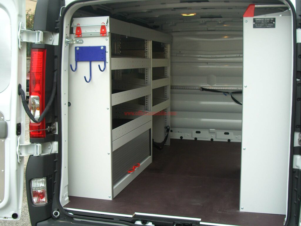 Allestimento furgoni professionali realizzato su Opel Movano con vani portautensili per migliorare l'organizzazione del furgone
